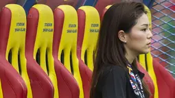 Manajer Timnas Thailand, Watanya Wongopasi, mengamati permainan negaranya saat melawan Indonesia pada laga SEA Games di Stadion Shah Alam, Selangor, Selasa (15/8/2017). Kedua negara bermain imbang 1-1. (Bola.com/Vitalis Yogi Trisna)