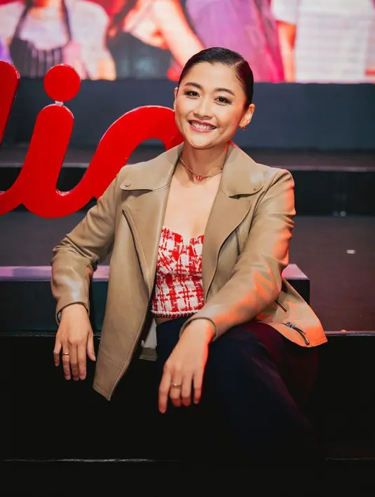 Jenny Zhang memilih bustier merah yang dipadukan dengan leather jacket warna nude yang fashionable. [jenny_zhangwiradinata]