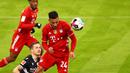 Gelandang Bayern Munich, Corentin Tolisso (kanan) melepaskan sundulan yang berbuah gol kedua timnya ke gawang Arminia Bielefeld dalam laga lanjutan Liga Jerman 2020/21 pekan ke-21 di Allianz Arena, Munich, Senin (15/2/2021). Bayern bermain imbang 3-3 dengan Bielefeld. (AFP/Adam Pretty/Pool)