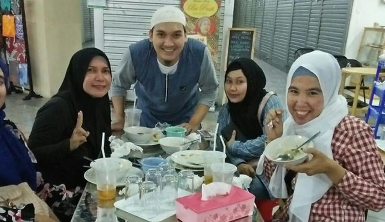 Banting setir jualan soto, Egi John mantan kekasih Marshanda kembali curi perhatian pada awal tahun 2022 lalu usai diundang jadi bintang tamu di salah satu kanal YouTube. Selain kini alih profesi, penampilan aktor dengan nama lengkap Egi John Foreisythe ini jadi sorotan karena kini memutuskan untuk berhijrah. Sejak namanya kembali ramai awal tahun 2022, kehidupan terkininya ramai dikulik publik. (Liputan6.com/Instagram/@yosi_edrina)