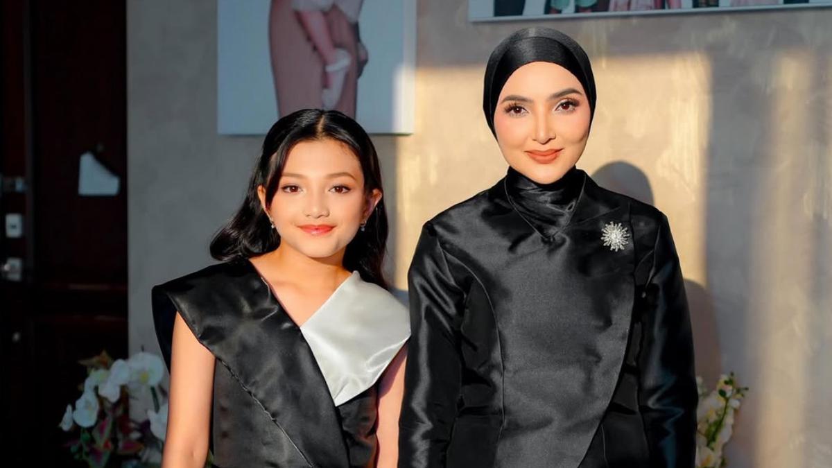 Kompak Serba Hitam, Gaya Elegan Ashanty Kini Tampil Berhijab di Momen Kelulusan PYP Arsy