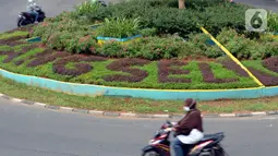 Aktivitas lalulalang kendaraan roda dua pada hari ketiga penerapan PSBB Bundaran Ciater, Tangerang Selatan, Banten, Senin (20/04/2020). Pemberlakukan PSBB ini diharapkan bisa memutus penyebaran virus Covid-19 wilayah tangerang selatan dan sekitarnya. (merdeka.com/Dwi Narwoko)