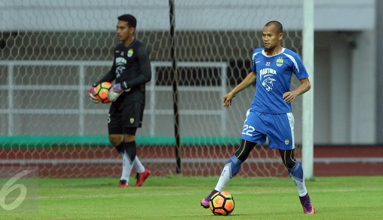 Bek Persib, Supardi (kanan) saat mengikuti latihan jelang laga perebutan tempat ketiga Piala Presiden 2017 di Stadion Pakansari, Kab Bogor, Jumat (10/3). Persib akan melawan Semen Padang, Sabtu (11/3). (Liputan6.com/Helmi Fithriansyah)