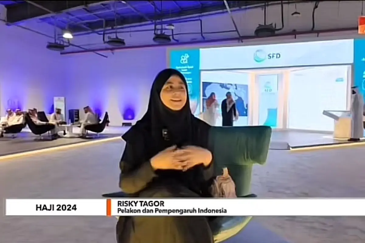 Risty Tagor bercerita pengalamannya pergi haji kepada media asing dari Malaysia