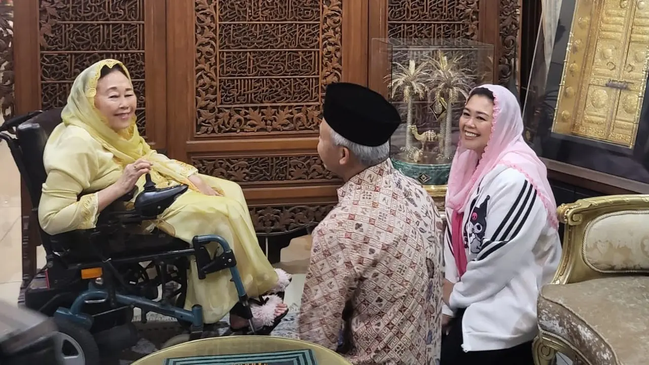 Bakal Capres 2024 Ganjar Pranowo saat sowan ke istri Presiden keempat RI Abdurrahman Wahid atau Gus Dur, Sinta Nuriyah, di Ciganjur, Jakarta Selatan, Minggu (13/8/2023) malam. (Istimewa)