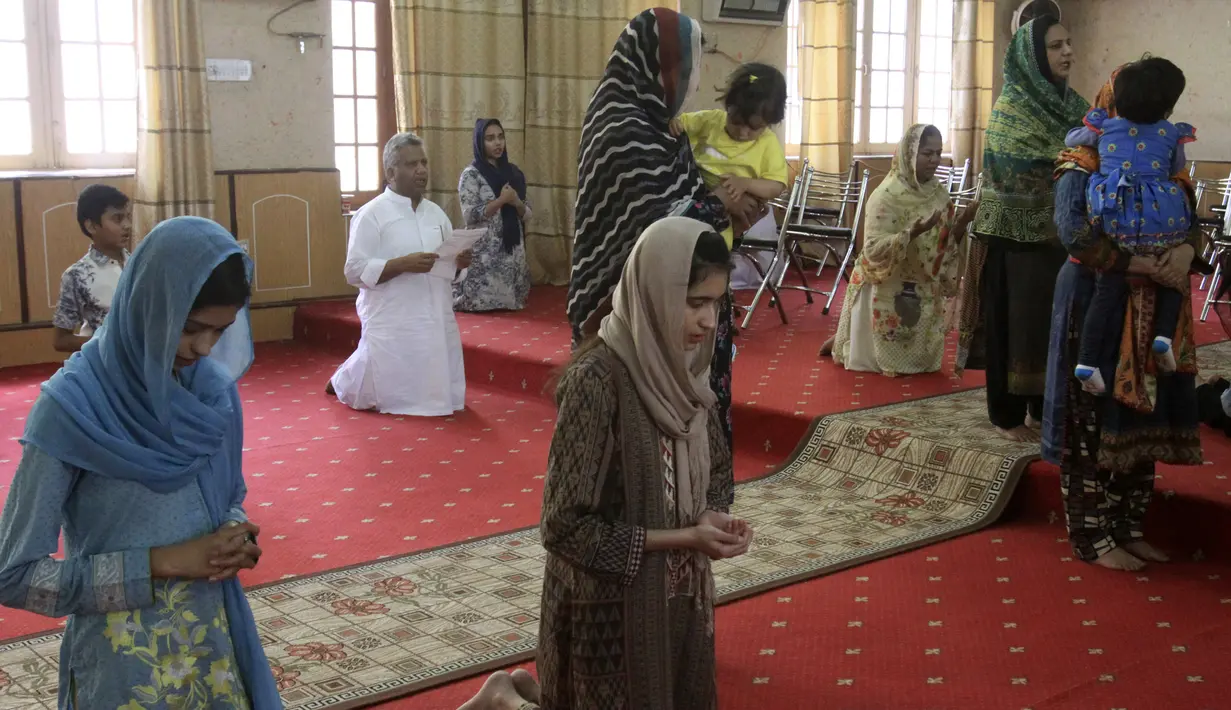 Umat Kristiani menghadiri kebaktian Jumat Agung di sebuah gereja di Quetta Pakistan, Jumat (10/4/2020). Pandemi virus corona COVID-19 yang melanda dunia membuat perayaan Jumat Agung berlangsung terbatas untuk menghindari penyebaran penyakit. (AP Photo/Arshad Butt)