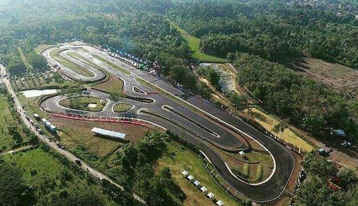 Sirkuit Manggul terletak di Kota Lahat, Sumatera Selatan di atas lahan seluas 10,5 hektar. Lokasinya berada di pusat kota lahat sehingga dekat dengan penginapan dan pusat perbelanjaan. Selain balap road race dan drag bike, sirkuit ini bisa mengakomodir aktivitas slalom, time attack, hingga balap gokart. Panjangnya lintasannya mencapai 1,6 km dengan lebar trek 8-18 meter yang terdiri dari delapan tikungan. (Source: Ist)