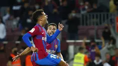 Gelandang Barcelona, Philippe Coutinho berselebrasi usai mencetak gol ke gawang Valencia pada pertandingan lanjutan La Liga Spanyol di stadion Camp Nou di Barcelona, Spanyol, Senin (18/10/2021). Barcelona menang atas Valencia dengan skor 3-1. (AP Photo/Joan Monfort)