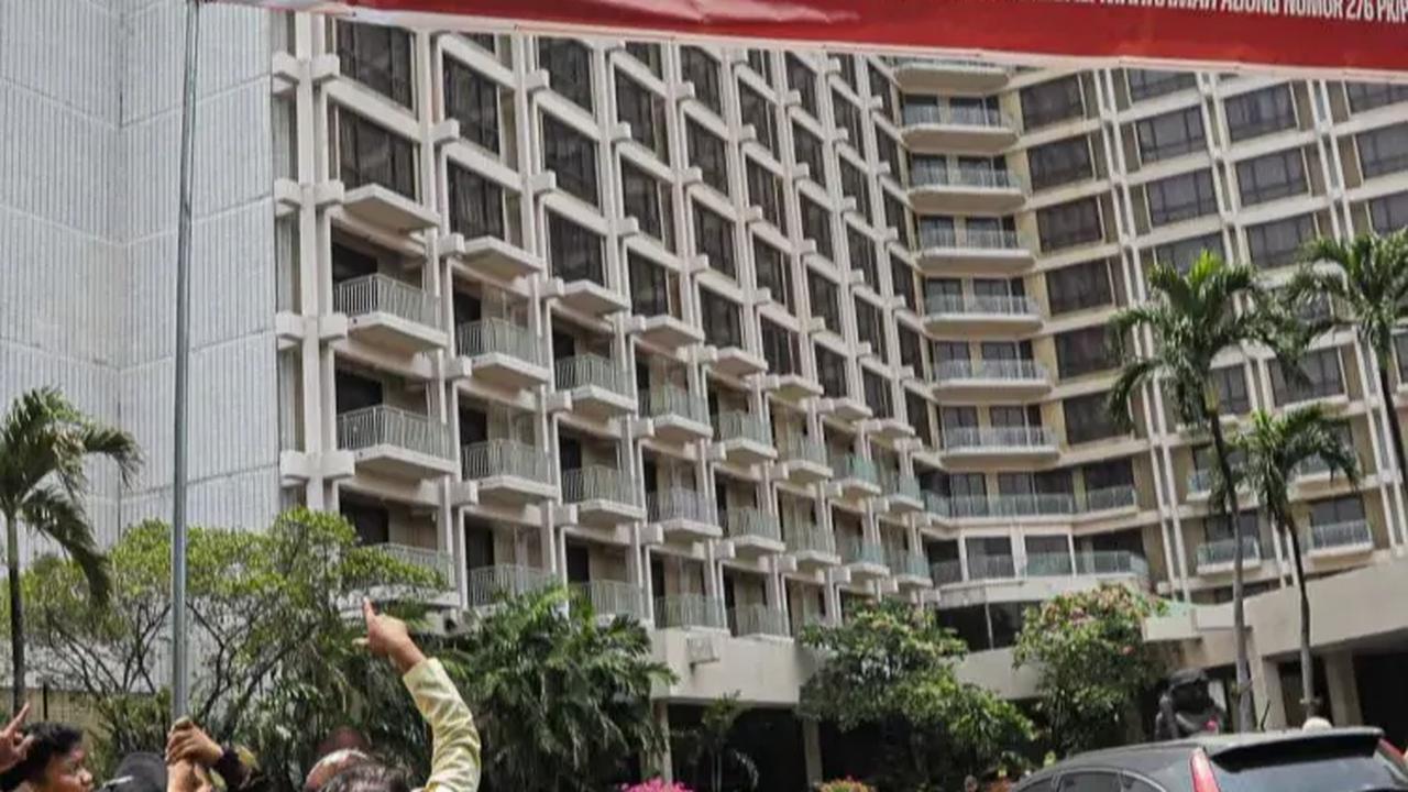 FOTO: Penampakan Spanduk Pemberitahuan Tanah dan Aset Negara yang Dipasang Pengelola GBK Membentang di Hotel Sultan Senayan