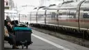 Seorang penumpang menunggu di peron untuk naik kereta di stasiun kereta utama di Munich, selama aksi mogok kerja masinis kereta api Jerman pada tanggal 8 Desember 2023.. (Michaela Rehle/AFP)