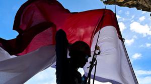 Aksi Pemanjat Tebing di Lhoknga Aceh Sambut HUT Ke 81 Republik Indonesia