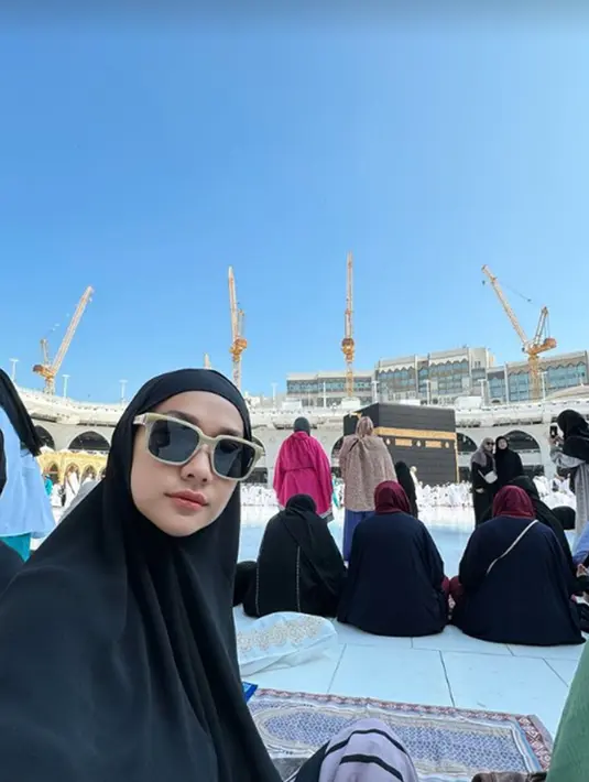Selama di Tanah Suci, BCL dan Tiko Aryawardhana bergantian saling abadikan foto. Dengan penampilan tertutupnya, BCL terlihat sangat berbeda. Sholat zuhur di Masjidil Haram, BCL unggah momen tersebut di story Instagramnya pada (3/1/2024). Ketika ungkap akan sholat zuhur di Masjidil Haram, suara BCL terdengar bergetar seperti menahan haru. Akhiri dan awali akhir di Tanah Suci pastinya jadi momen yang sangat berkesan. (Liputan6.com/IG/@itsmebcl)