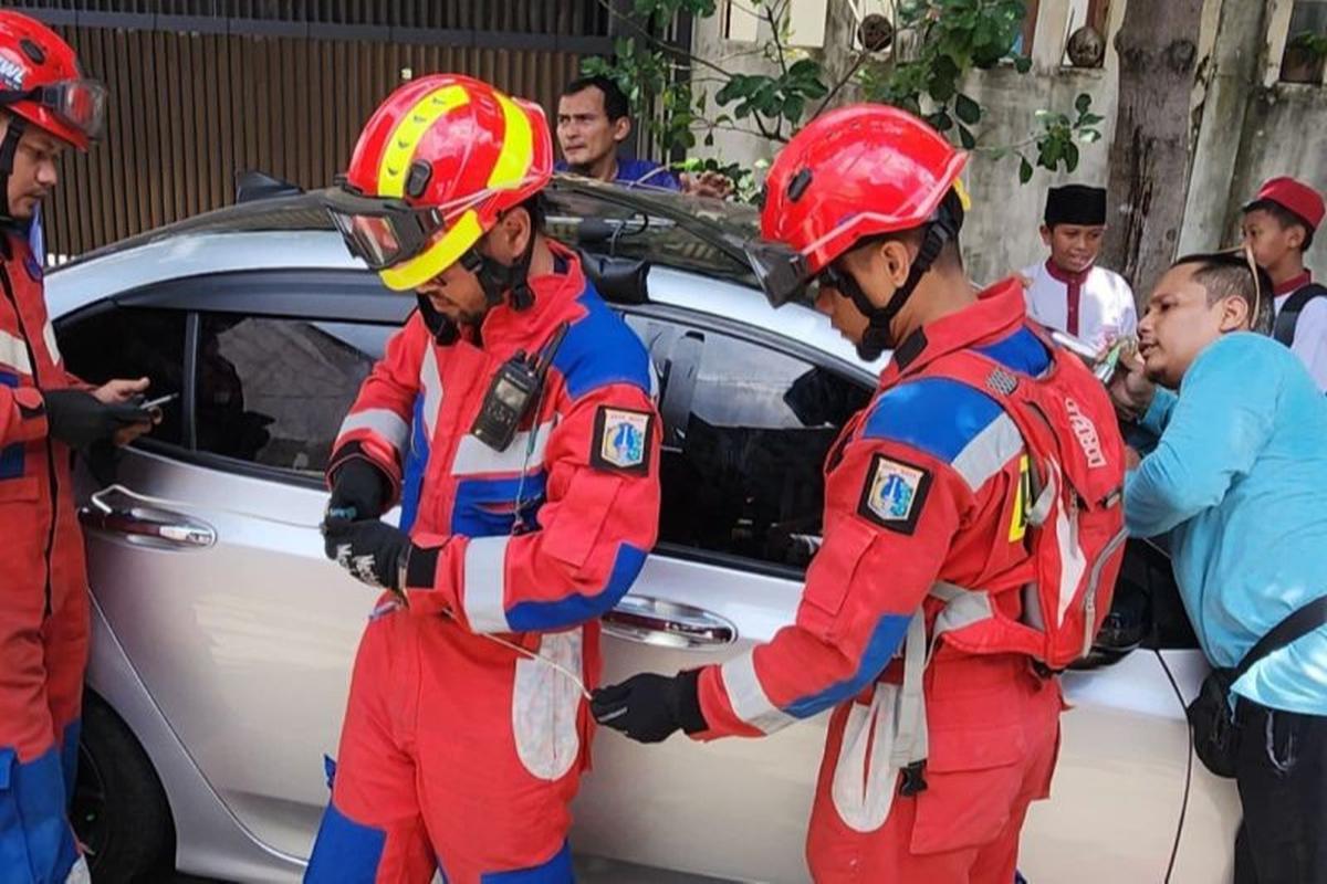 Dramatis! Gulkarmat Jakarta Utara Evakuasi Balita Terkunci di Mobil