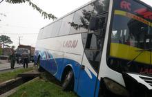 Sopir Meninggal saat Mengemudi, Bus Oleng Hantam Pohon dan Tersungkur di Halaman Rumah Warga