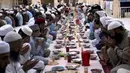 Sejumlah umat Muslim berdoa sebelum berbuka puasa, selama bulan suci puasa Ramadhan, di sebuah masjid di Peshawar, Pakistan, Rabu (14/4/2021). Bulan Ramadhan ditandai dengan berpuasa setiap hari dari fajar hingga matahari terbenam. (AP Photo/Muhammad Sajjad)