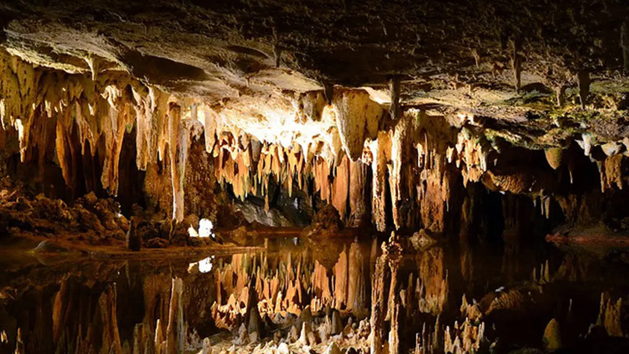 Jahil, Turis Tiongkok Ini Rusak Stalagmit Berusia Ribuan Tahun