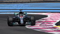 Pembalap Mercedes, Lewis Hamilton, mencatat waktu tercepat pada latihan bebas kedua F1 GP Prancis, Jumat (22/6/2018). (Twitter/F1)
