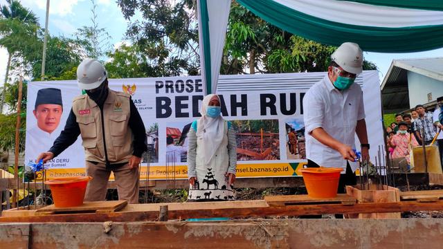 Tangis Haru Guru Ngaji di Palembang Saat Gubuk Reotnya Direnovasi