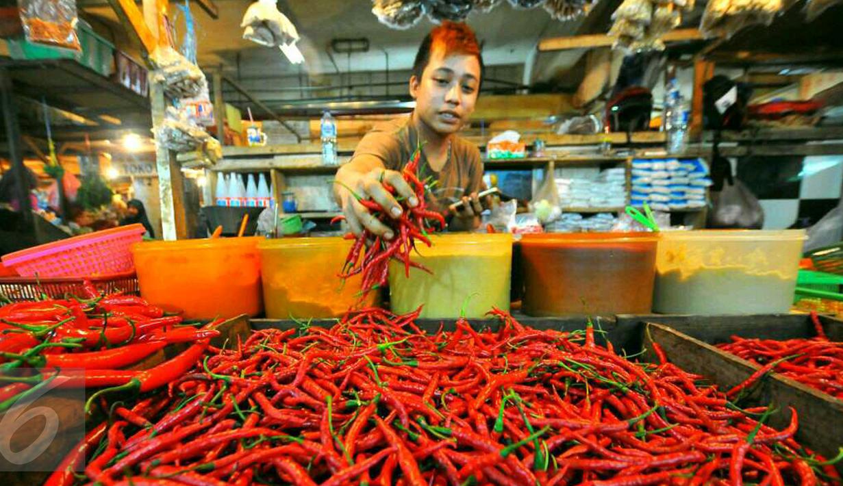 Tahun 2017 masyarakat Indonesia diberikan hadiah yang tidak mengenakkan berupa melambungnya harga komoditas cabai yang sangat tinggi, Tangerang, Jumat (6/1). (Liputan6.com/Angga Yuniar)