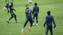 Aksi pemain Brasil saat berlatih sundulan di Stadion Olimpiyskiy Luzhniki, Moskva, Rusia, (22/3/2018). Brasil akan melawan Rusia pada laga uji coba 23 Maret. (AP/Pavel Golovkin)