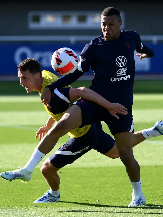 Penyerang Prancis Kylian Mbappe (kanan) berebut bola dengan rekan setimnya Bejamin Pavard saat sesi latihan sebagai bagian dari persiapan tim untuk UEFA Nations League 2022-2023 di Clairefontaine-en-Yvelines, Senin (30/5/2022). Prancis yang menjuarai Nations League tahun lalu akan menjamu Denmark di Stade de France pada Sabtu, 4 Juni 2022 dini hari WIB. (FRANCK FIFE/AFP)