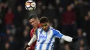 Duel pemain Huddersfield, Steve Mounie (kanan) dan bek Manchester United, Chris Smalling pada putaran kelima Piala FA di John Smith stadium, Huddersfield, (17/2/2018). Manchester United menang 2-0. (AFP/Oli Scarff)