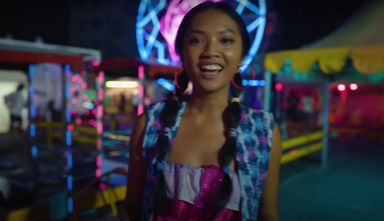 Model Anya Zen putri dari Ratih Sanggarwati yang juga dikenal sebagai kekasih Jerome Kurnia saat tampil di video lineup Synchronize Festival 2022. (Foto: YouTube/demajorsTV)