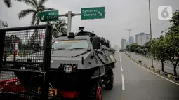 Kendaraan taktis lapis baja Barracuda disiagakan untuk menjaga keamanan di sekitar Gedung DPR/MPR RI, Jakarta, Jumat (14/8/2020). Pengamanan ekstra itu untuk mengantisipasi rencana unjuk rasa menolak RUU Cipta Kerja yang bertepatan dengan Sidang Tahunan di Gedung DPR. (Liputan6.com/Faizal Fanani)