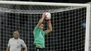 Kiper Indonesia, Andritany Ardhiyasa, menangkap bola saat latihan jelang laga Piala AFF 2018 di Stadion Nasional, Singapura, Kamis (8/11). Singapura akan melawan Timnas Indonesia. (Bola.com/M. Iqbal Ichsan)