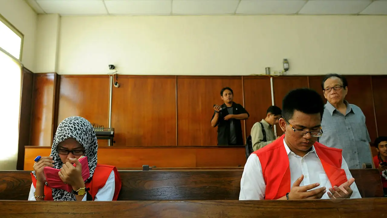 Pembunuh Ade Sara Khusyuk Berdoa di Sidang Perdana
