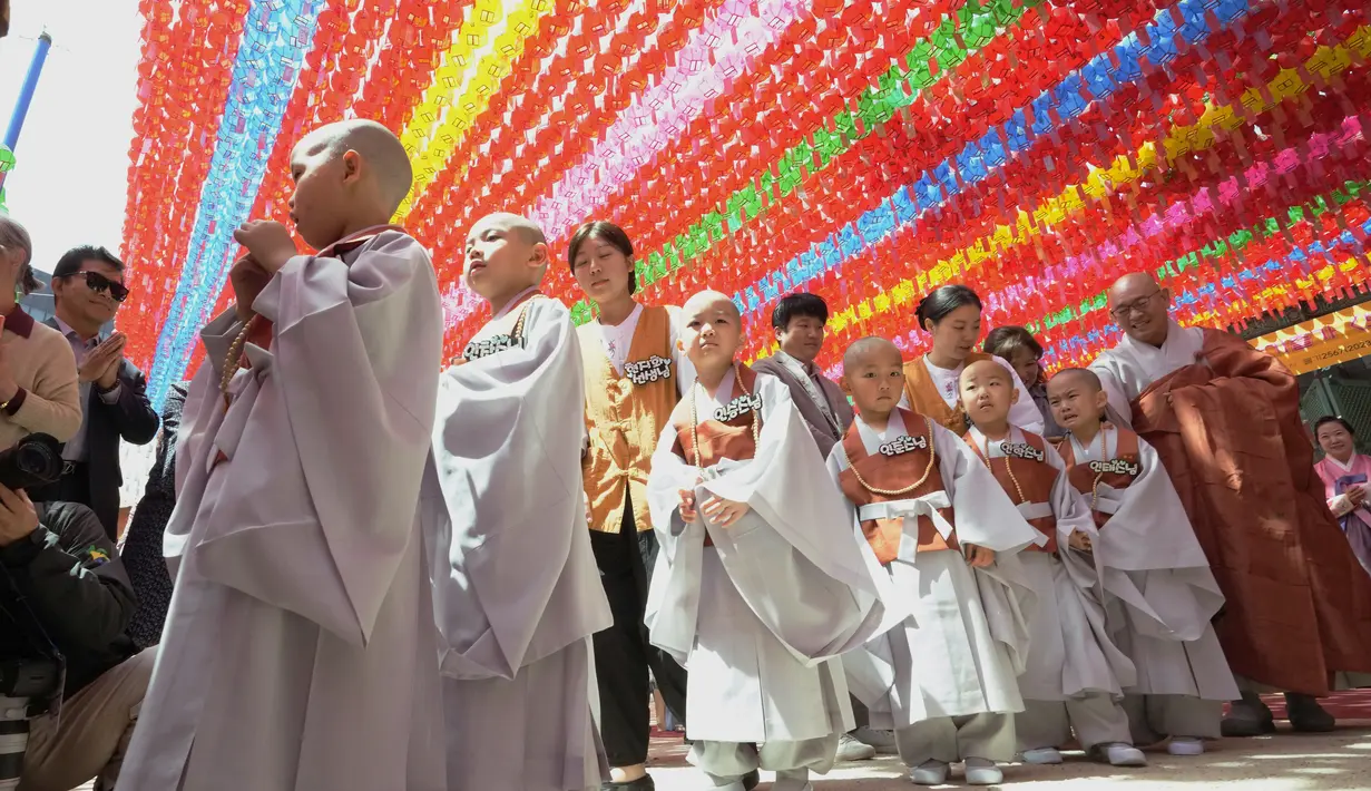 Biksu cilik berbaris setelah mengikuti upacara pelantikan di Kuil Jogye di Seoul. (AP Photo/Ahn Young-joon)