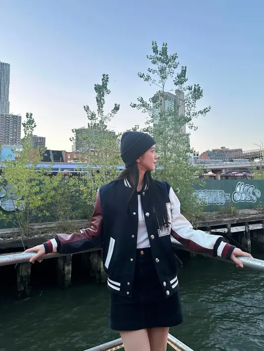 Jisoo BLACKPINK tetap pertahankan identitas sebagai KPop Idol dengan Corduroy Mini Skirt Rp2,2jutaan [@sooyaaa__]