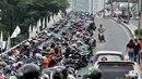 Ratusan sepeda motor terparkir di sepanjang jalan layang Gerbang Pemuda, Jakarta, Minggu (9/12). Minimnya lahan atau kantong parkir memaksa penonton laga Persija vs Mitra Kukar memarkirkan di trotoar hingga ke flyover. (merdeka.com/Iqbal S. Nugroho)