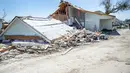 Puing-puing mengelilingi kerusakan parah pada rumah-rumah setelah tornado melanda daerah itu malam sebelumnya di Arabi, La., Rabu (23/3/2022). (Scott Clause/The Daily Advertiser via AP)