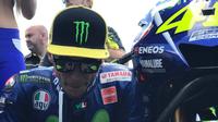 Valentino Rossi menyatakan insiden crash di lap terakhir pada MotoGP Prancis, Minggu (21/5/2017), merupakan buntut dari kesalahan yang sebelumnya dia lakukan. (Twitter/Yamaha MotoGP)