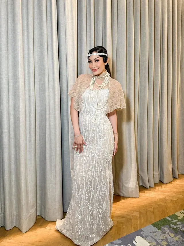 Potret Ayu Dewi Tampil Glamor dengan Sentuhan Old Hollywood dalam Balutan Gaun Putih Berpayet