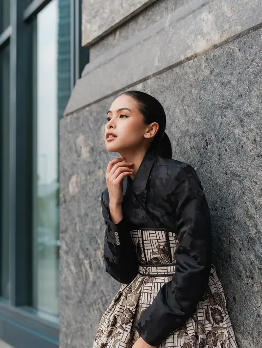 Dengan gaun yang anggun, makeup dan rambut Maudy ditata secara simple [@maudyayunda]