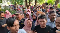 Ratusan warga menyambut meriah kedatangan Pegi Setiawan usai dinyatakan bebas dan tak bersalah di Praperadilan atas kasus dugaan pembunuhan Eky dan Vina Cirebon. (Liputan6.com/ Panji Prayitno)