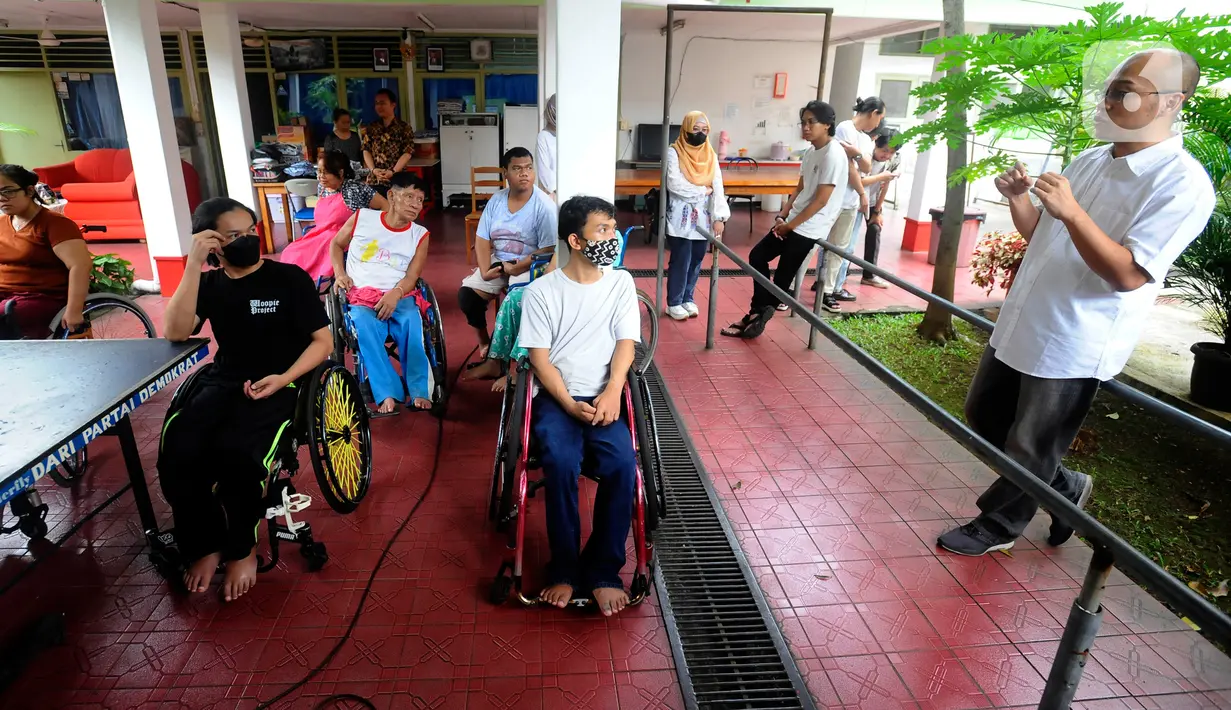 Delapan belas penyandang disabilitas yang rata-rata baru keluar dari rumah sakit mendapatkan beragam keterampilan kewirausahaan.  (merdeka.com/Arie Basuki)