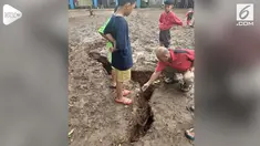 Tanah di permukiman warga di Kampung Pedurenan, Depok tiba-tiba retak dan terbelah.