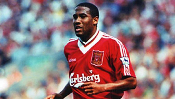 John Barnes, sayap kiri Liverpool era 80 hingga 90an. Berhasil tampil sebanyak 314 kali bersama The Reds dan berhasil mencetak 84 gol. (Istimewa)