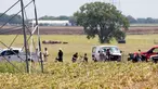 Bingkai parsial dari balon udara yang terbakar terlihat di areal padang rumput sementara penyidik melakukan penyisiran di lokasi jatuhnya balon udara tersebut, di Maxwell, wilayah Texas, Sabtu (30/7). (Ralph Barrera/Austin American-Statesman/via REUTERS)