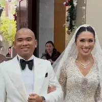 Pernikahan Frank Hutapea dan Winona Delany (credit: https://www.instagram.com/hotmanparisofficial/).