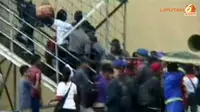 [VIDEO] Ribuan Pemudik Saling Dorong di Kapal Lambelu