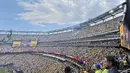 Suporter Ekuador dan Jerman memenuhi tribune MetLife Stadium, New York, New Jersey, AS, saat laga fase grup Piala Dunia 2026, Kamis (25/6/2026). Puluhan ribu pendukung dari kedua negara menciptakan atmosfer meriah dengan nyanyian dan dukungan tanpa henti sepanjang pertandingan. (KLY Sports/Hery Kurniawan)
