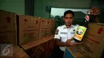 Petugas menunjukkan barang bukti jamu kemasan botol di kantor BPOM Yogyakarta, Rabu (30/3/2016). BPOM Yogyakarta berhasil mengamankan 1.800 kardus jamu tradisional tanpa izin edar. (Foto: Boy Harjanto)