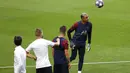 Kiper PSG, Keylor Navas saat mengikuti sesi latihan di stadion Luz di Lisbon, Selasa (11/8/2020). PSG akan bertanding melawan Atalanta pada perempat final Liga Champions di stadion Da Luz, Lisbon, Portugal. (Rafael Marchante/Pool via AP)