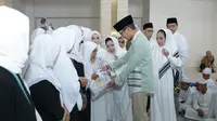 Ikatan Wanita Pengusaha Indonesia (IWAPI) menyantuni 1500 Yatim Piatu &amp; Duafa, dengan memberi bingkisan berupa sembako, dana tunai untuk para Duafa dan tas sekolah beserta isinya antara lain AlQuran, dan Sajadah (Istimewa)