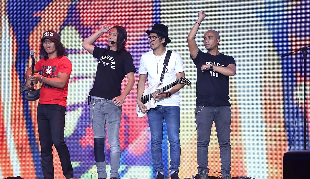 Grup musik Slank telah 33 tahun mewarnai industri musik Tanah Air. Puluhan bahkan ratusan karyanya telah diciptakan. Bisa dibilang Slank jarang membawakan lagu karya musik lain. (Nurwahyunan/Bintang.com)