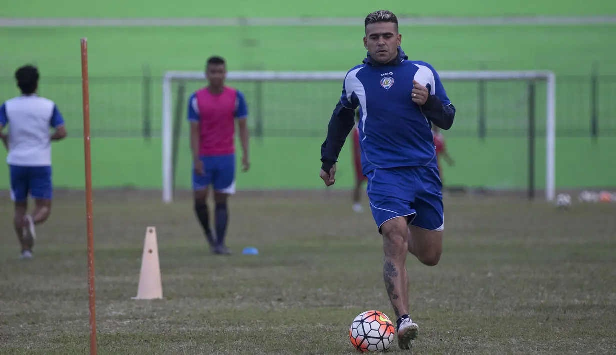Striker Arema Cronus, Cristian Gonzales berlatih jelang leg kedua babak perempat final Piala Presiden 2015 melawan Bali United di Stadion Gajayana, Malang, Senin (21/9/2015). (Bola.com/Vitalis Yogi Trisna)